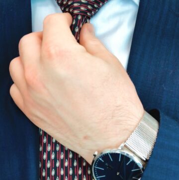 businessman-getting-ready-for-work_t20_AVVVEZ