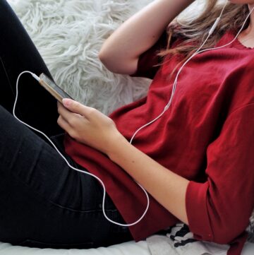 girl-listening-to-the-music