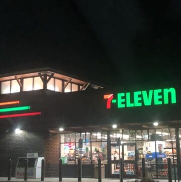 store-coffee-open-gas-7-eleven-snack-food-in-the-night-convience_t20_EaLNpV