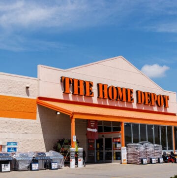 Does Home Depot Do Cashback? - Ft. Wayne - Circa June 2018: Home Depot Location flying the American flag. Home Depot is the Largest Home Improvement Retailer in the US II